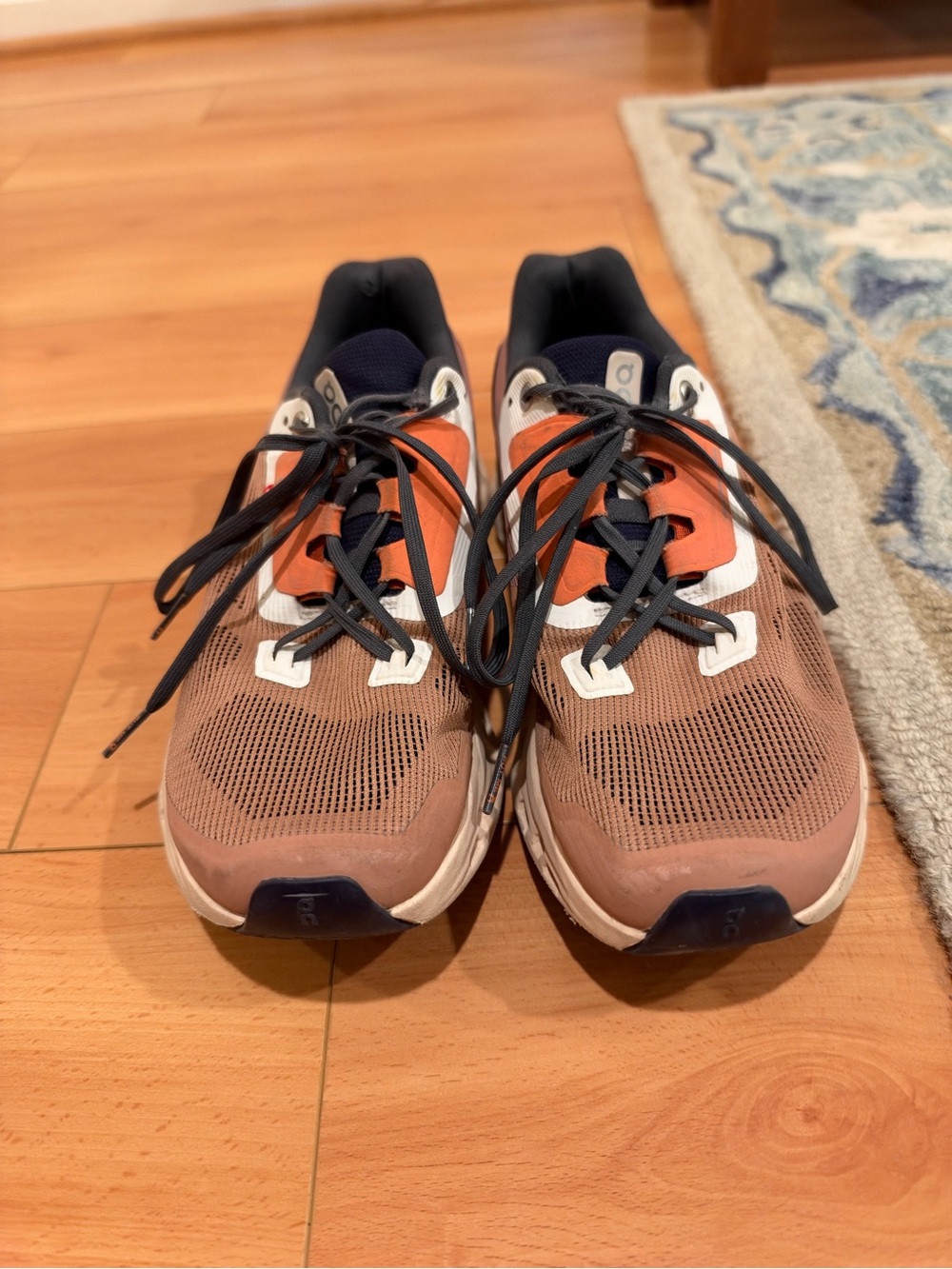 On cloud Stratus Sneakers women’s size 9
